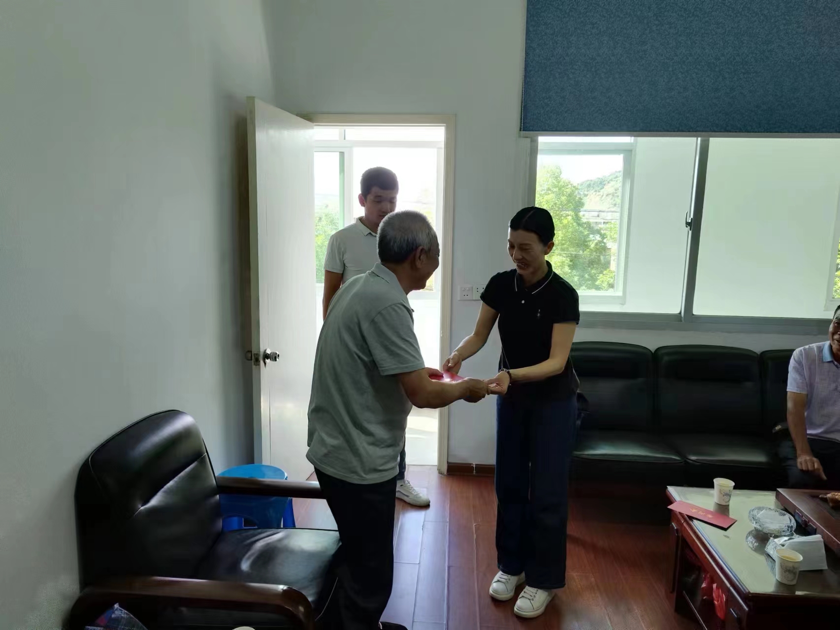 市人大常委会副主任丁一芸慰问困难党员潘孝柱