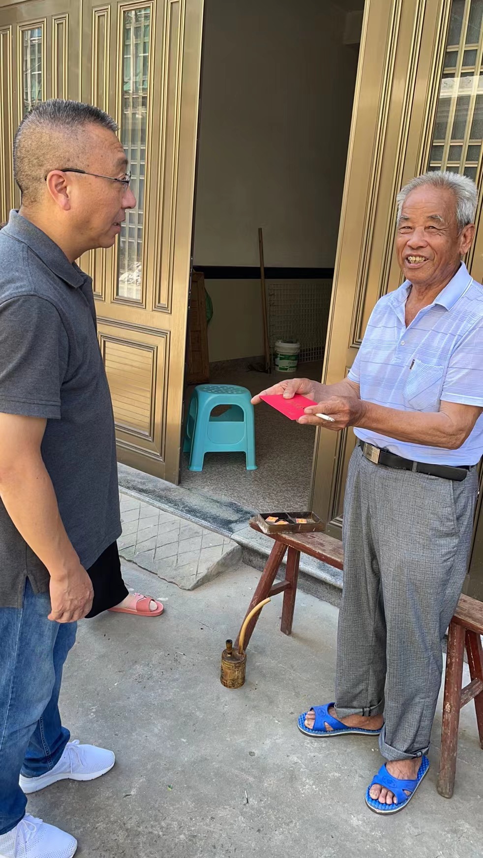 街道党工委书记耿世昌慰问困难党员