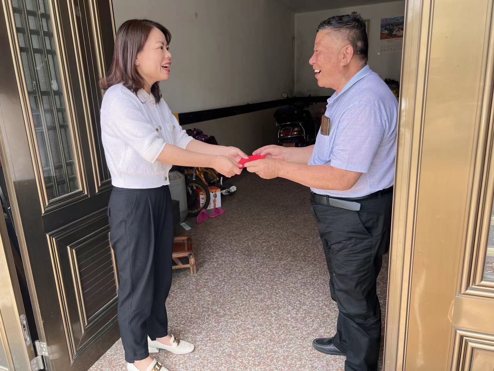 街道党工委副书记、办事处主任梁景容慰问困难党员